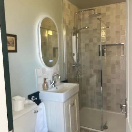 Lynwood House 3*